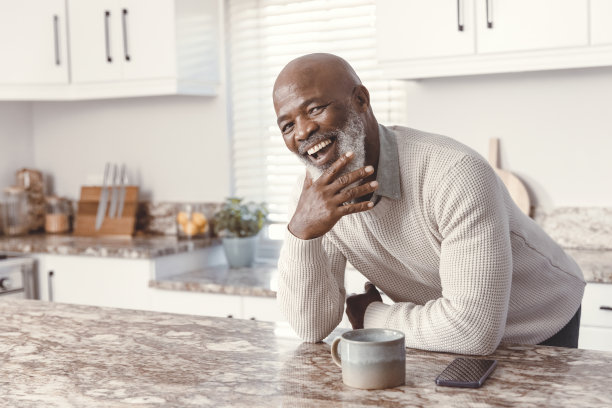 帅哥在家喝咖啡，摸胡子图片下载