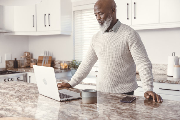 一位老人正在使用他的电脑图片下载