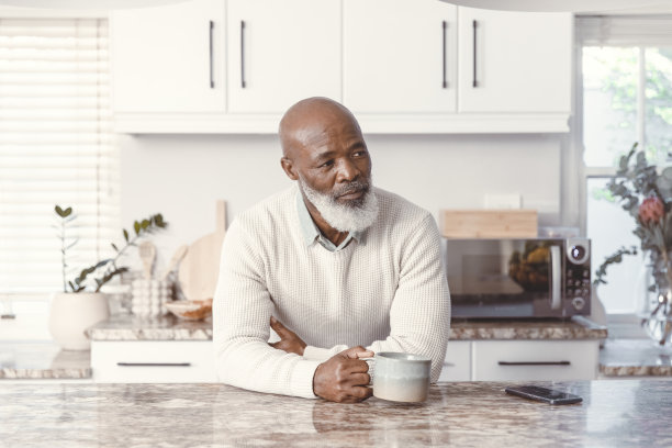 帅哥在家喝咖啡图片下载