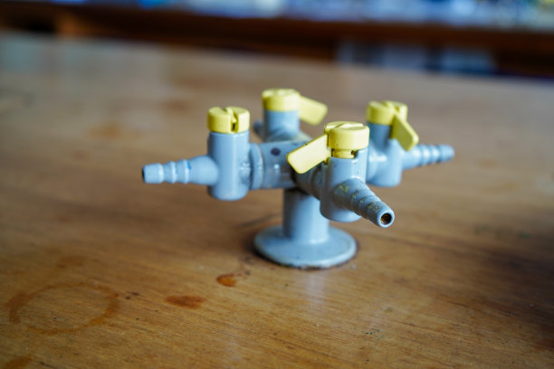 学校实验室工作台上的煤气龙头图片下载