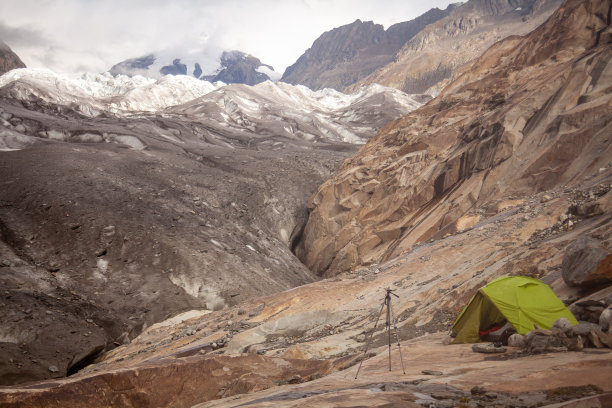 在瑞士山区露营。阿莱奇冰川的全景照片图片下载