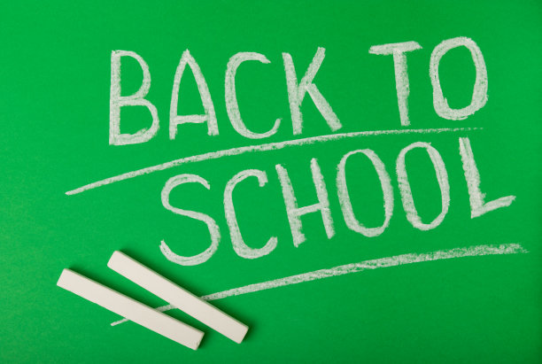 绿色黑板上的粉笔题词回到了学校。学习的概念。图片下载