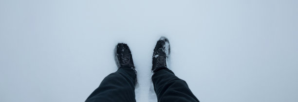 人踩在雪地上图片下载