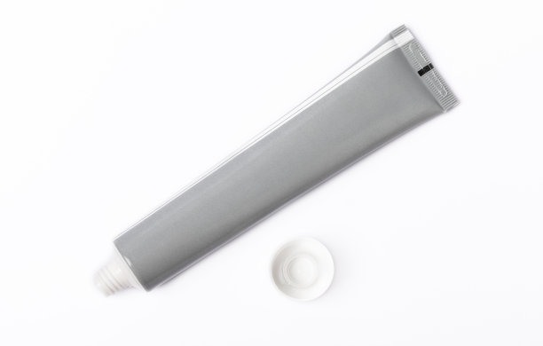 白色背景上隔离的牙膏管。特写镜头。预防牙菌斑及蛀牙。新鲜的气息。牙科的概念。口腔护理。图片下载