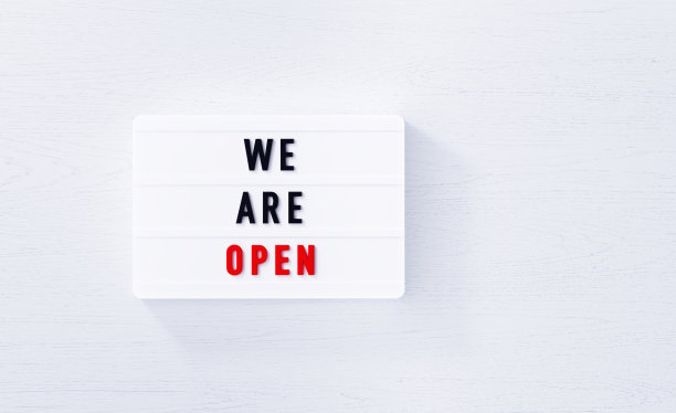 我们是开放的书写白色灯箱在白色的木材背景图片下载