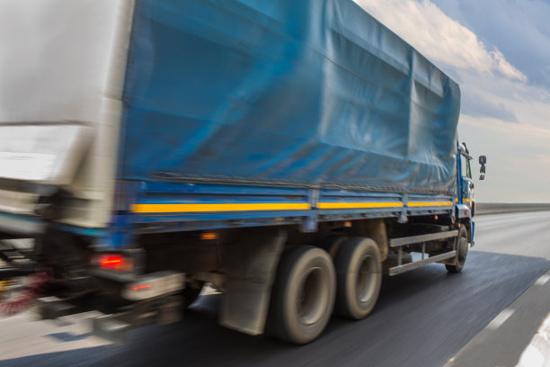 卡车沿着乡间小路疾驰。图片下载