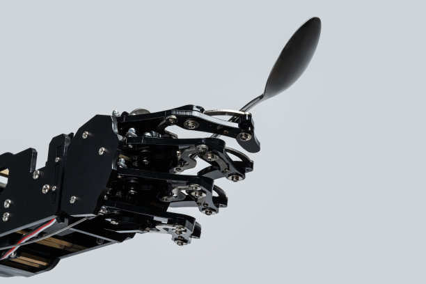 真正的机器人手和勺子。人工智能开发和机器人过程自动化的概念图片下载