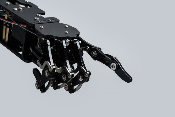 真正的机器人的手指着或推着什么东西。人工智能开发和机器人过程自动化的概念图片下载