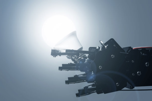 真正的机器人手持灯泡。人工智能发展和机器学习的概念。图片下载