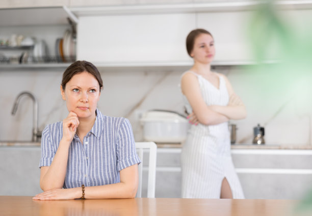 被冒犯的母亲和成年女儿避免交谈图片下载