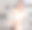 小女孩坐在厨房的桌子上，展示她的手机图片下载