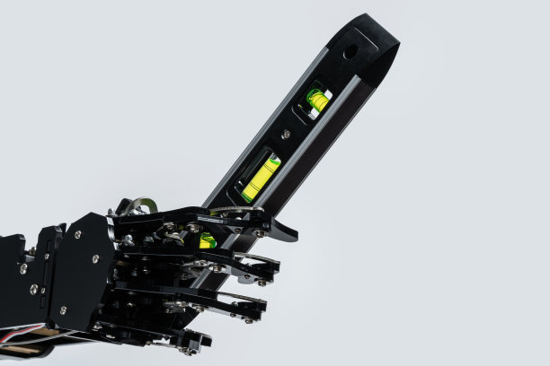 真正的机械手与气泡水平。人工智能的概念:工作精度或工作被人工智能取代图片下载