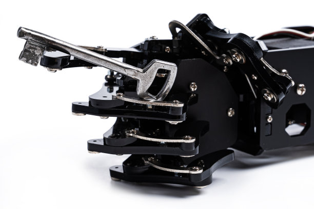 真正的机械手和老式钥匙。人工智能加密和数据安全的概念图片下载