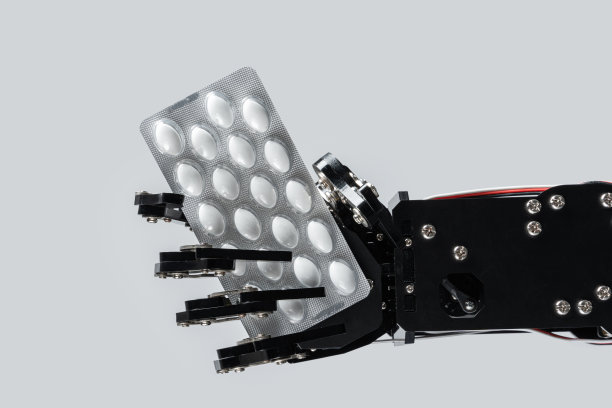 真正的机械手，带泡罩包装的药片。医学中人工智能和机器人的概念图片下载