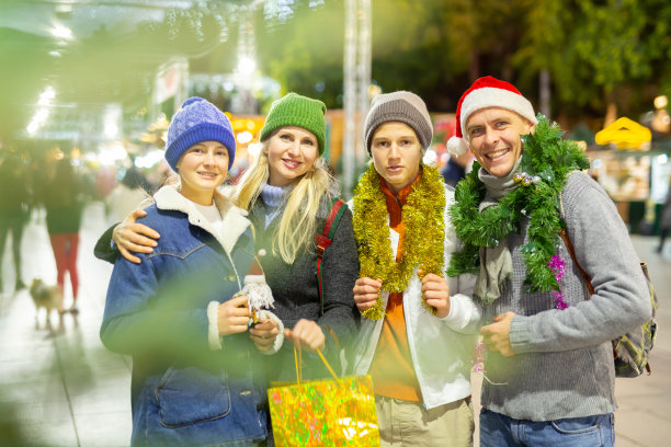 一家人参观圣诞街头集市的照片图片下载