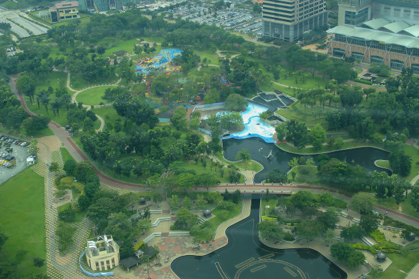 鸟瞰双塔附近的公园，吉隆坡，马来西亚，亚洲图片下载