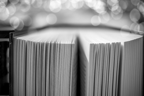 有闪光的推理书。文学和童话的概念。图片下载