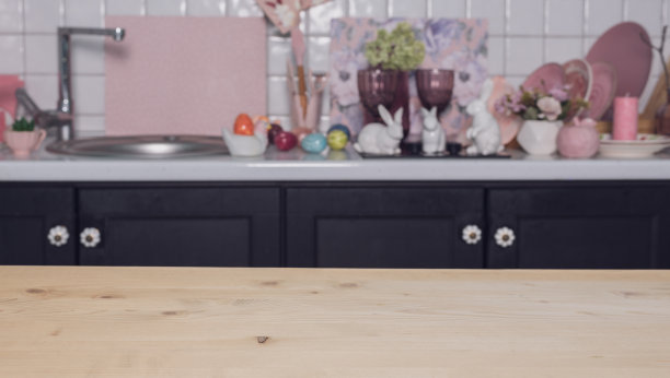 木制的空桌子上背景是厨房里的复活节彩蛋、兔子图片下载