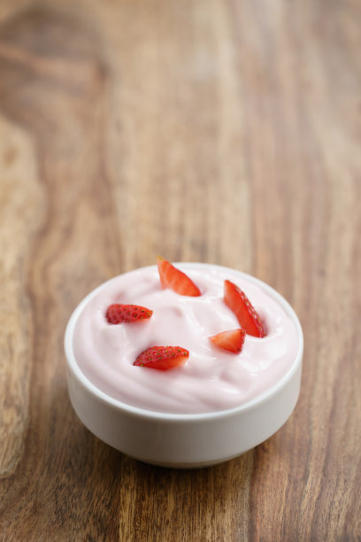 木桌上的有机草莓酸奶图片下载