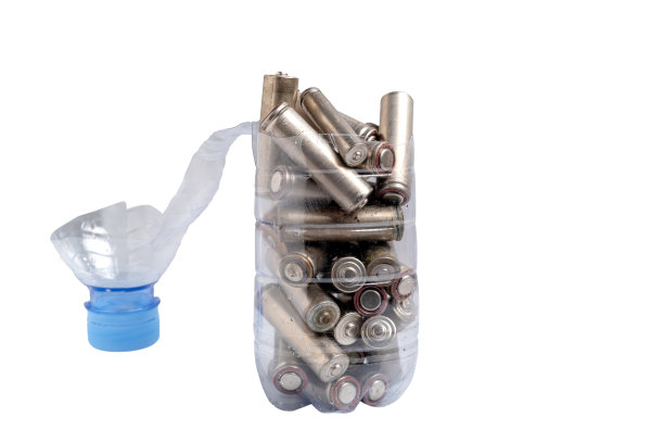 白色背景上的废电池图片下载