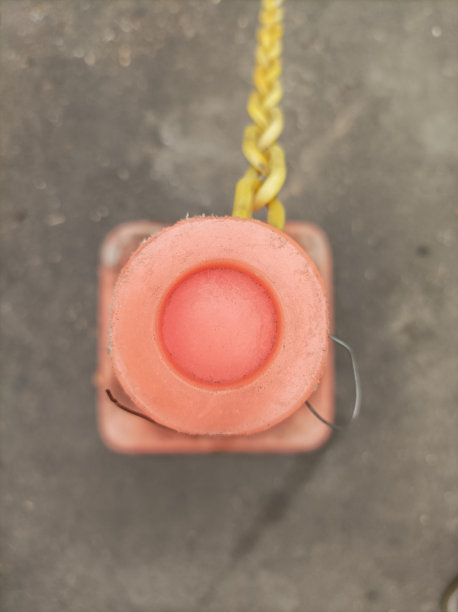 俯视图交通锥在沥青道路上图片下载