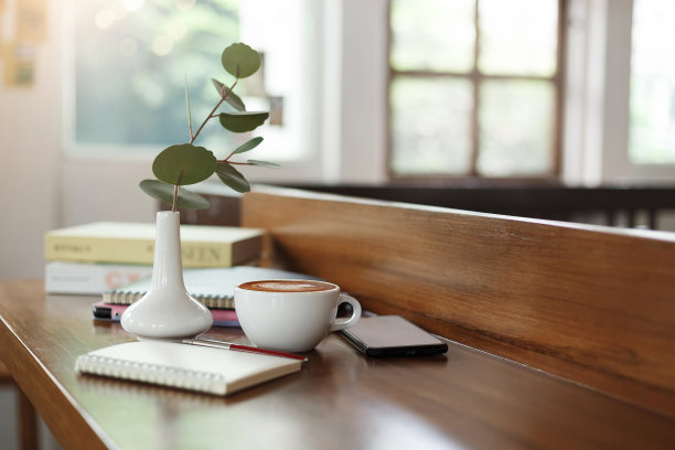 在咖啡馆工作，喝咖啡图片下载