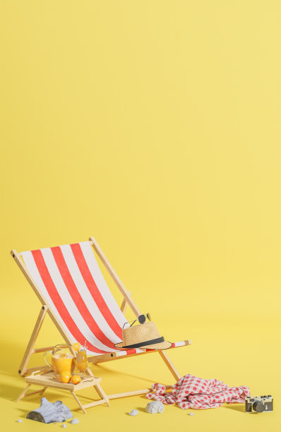 沙滩椅和黄色背景的旅行配件。夏季旅游概念。，3d模型和插图。图片下载
