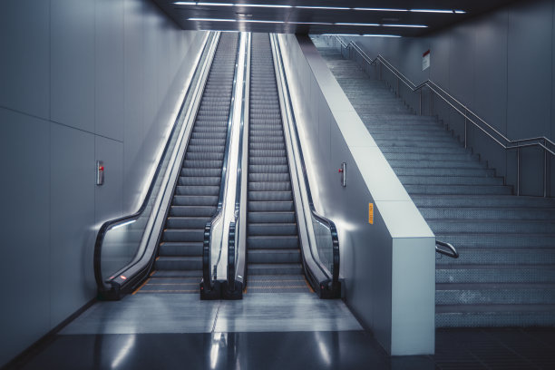 巴塞罗那的照明自动扶梯图片下载