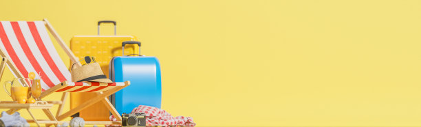 黄色和蓝色的行李箱，沙滩椅和黄色背景的旅行配件。夏季旅游概念。，3d模型和插图。图片下载