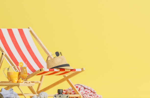 沙滩椅和黄色背景的旅行配件。夏季旅游概念。，3d模型和插图。图片下载