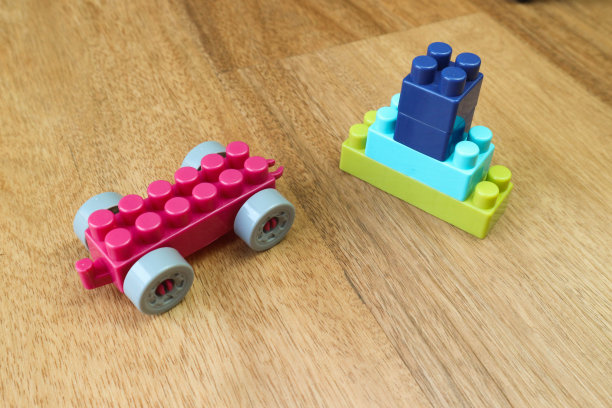 木制背景上的塑料积木图片下载