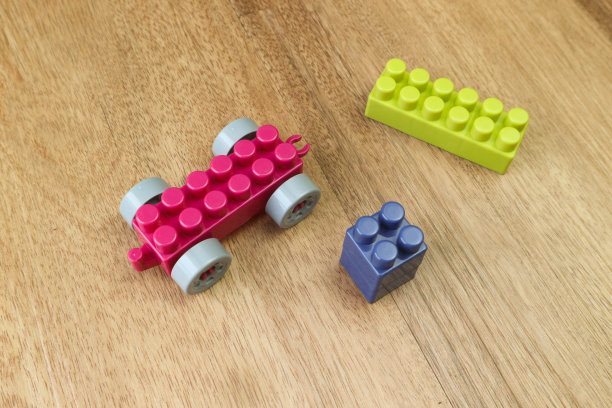 木制背景上的塑料积木图片下载