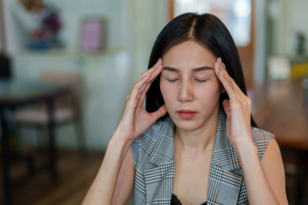 美丽的亚洲女人的脸的特写是用双手按摩她的头。由于工作压力而头痛，无法核实店铺账户的真实性，需要放松图片下载