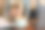 咖啡杯和女人的手放在桌子上的特写镜头。用勺子来回搅拌咖啡杯。不得不坐着工作的无聊，什么也想不起来图片下载