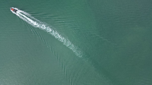 一艘帆船在浩瀚的海洋上漂流的鸟瞰图图片下载