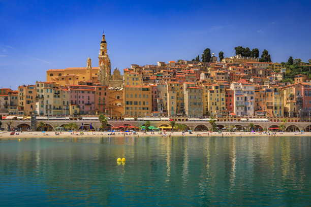 法国南部芒通的地中海上，色彩斑斓的老城立面图片下载