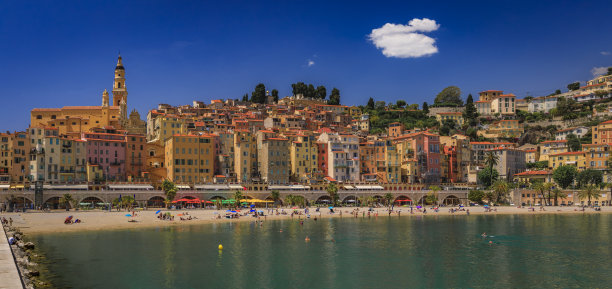 法国南部芒通的地中海上，色彩斑斓的老城立面图片下载