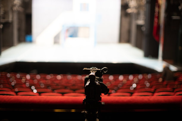 空荡荡的剧院里放着红椅子图片下载