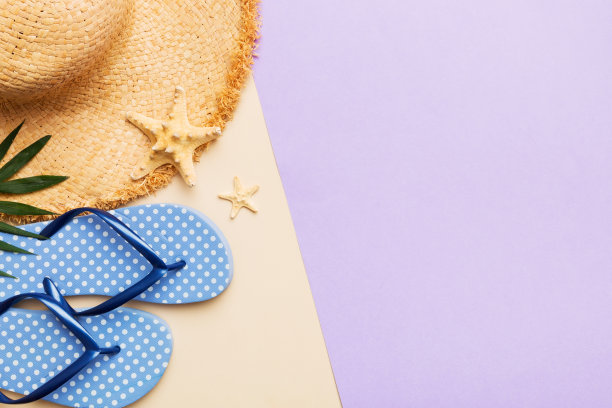 暑假概念平铺。草帽沙滩配件和人字拖顶视图。文本空间。旅游的概念图片下载