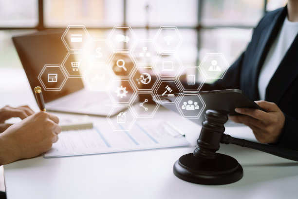 律师或法官在律师事务所召开团队会议咨询。法律和法律服务理念。图片下载