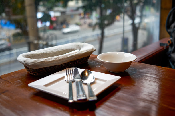 西餐厅餐桌上的各种餐具图片下载