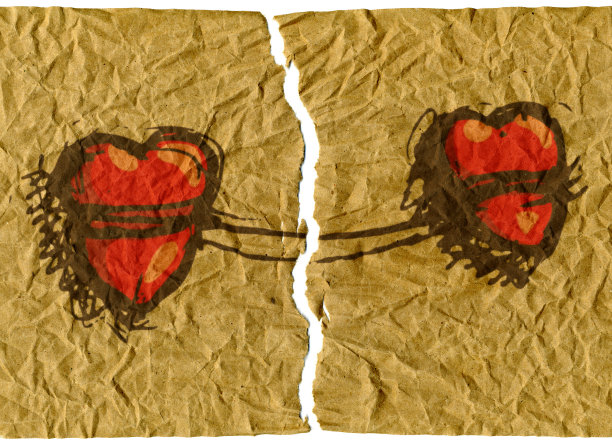 背景是皱巴巴的纸，撕破的纸，两颗心之间破碎的爱图片下载