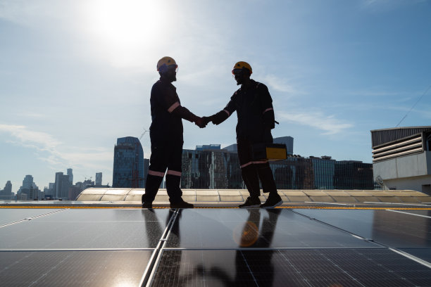 工程师和技术人员检查在屋顶安装太阳能电池板的图纸。图片下载