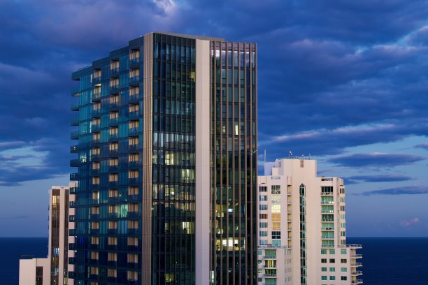 深夜天际线，宽滩，黄金海岸，昆士兰图片下载