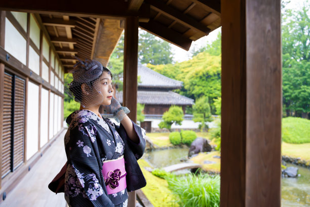 在下雨天看到一个穿着传统和服的美女。图片下载