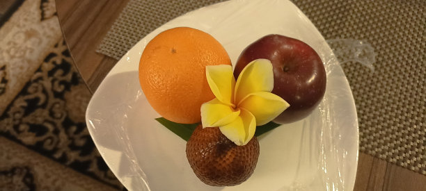 盘子里有苹果、橘子、蛇果和花图片下载