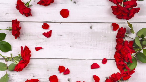 祝您母亲节快乐。红玫瑰在质朴的木材背景图片下载