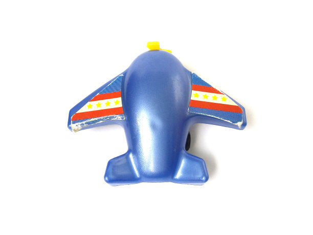 白色背景上的蓝色塑料飞机玩具特写。图片下载