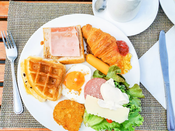 全套早餐和羊角面包图片下载