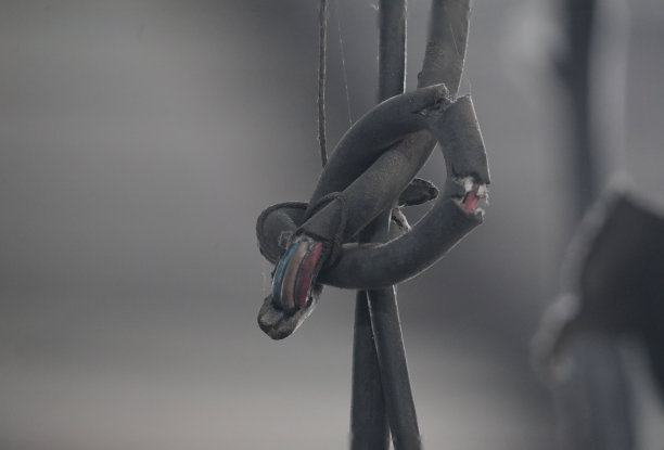 危险的电力电缆断裂。图片下载